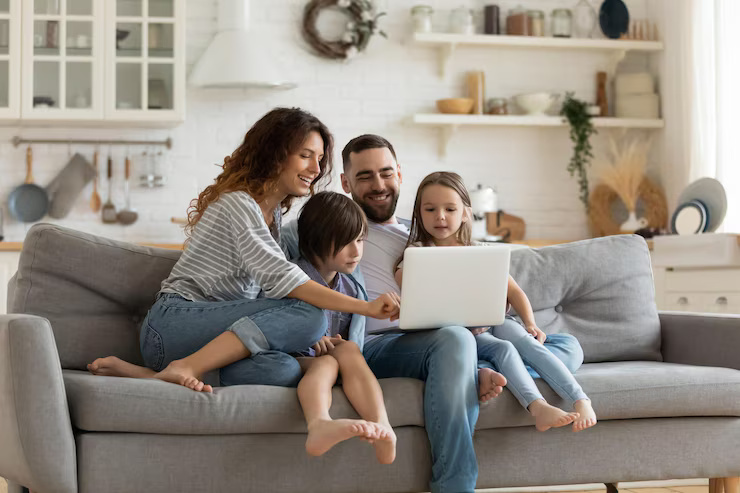 Balancing Screen Time and Family Interaction